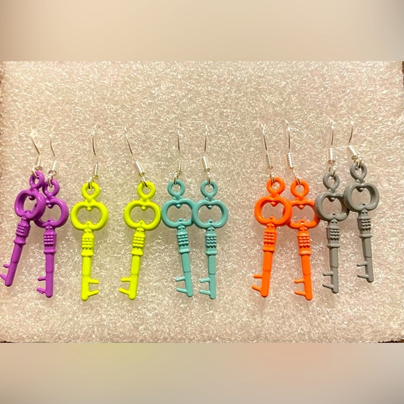 Hand Crafted Jewelry - ONE pair of handmade sterling silver plated key dangle drop earrings